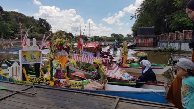 Banjarmasin, Endonezya, 10 Aralık 2021: Barito Nehri 'nde ve Banjarmasin' de Lok Baintan, Kalimantan (Endonezya Borneo) kanallarında geleneksel yüzen pazar ürünleri satışı. Özellikle kadınlar tarafından işletilen eşsiz bir geleneksel pazar.
