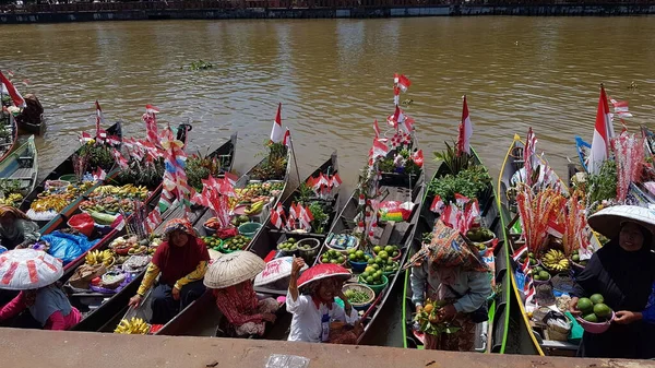 Банджармасин Индонезия Декабря 2021 Года Традиционный Плавучий Рынок Продаже Продукции — стоковое фото