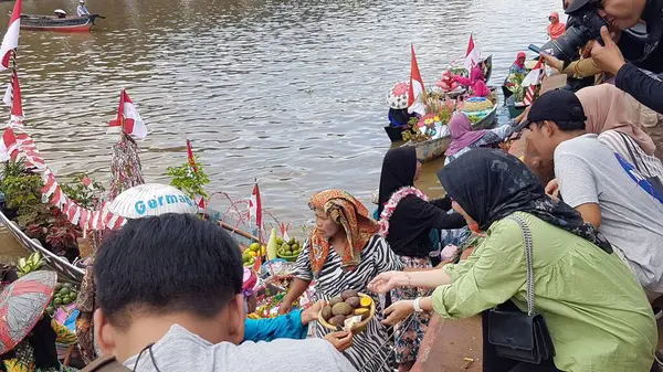 Banjarmasin Indonesia Diciembre 2021 Mercado Flotante Tradicional Que Vende Productos — Foto de Stock