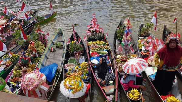Banjarmasin Indonezja Grudnia 2021 Tradycyjny Rynek Pływający Sprzedaje Produkty Rzece — Zdjęcie stockowe