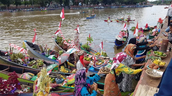 Banjarmasin Indonezja Grudnia 2021 Tradycyjny Rynek Pływający Sprzedaje Produkty Rzece — Zdjęcie stockowe