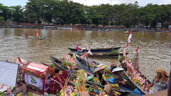 Banjarmasin Indonesia Dicembre 2021 Tradizionale Mercato Galleggiante Che Vende Prodotti — Foto Stock