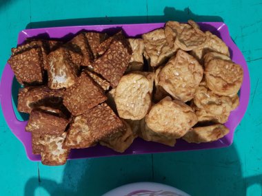 Kızarmış tempeh ya da Tempe Mendoan, dilimlenmiş pırasa ve baharat karışımı ile un hamuru ile kaplanmış geleneksel bir yemektir. Kızartma ile pişirildi.