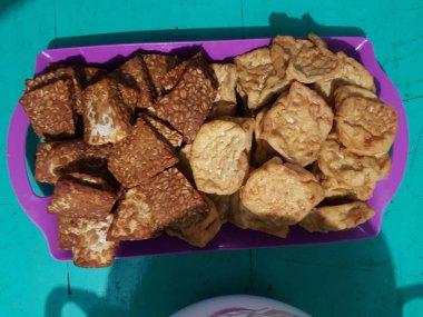 Kızarmış tempeh ya da Tempe Mendoan, dilimlenmiş pırasa ve baharat karışımı ile un hamuru ile kaplanmış geleneksel bir yemektir. Kızartma ile pişirildi.