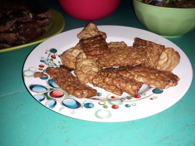 Kızarmış tempeh ya da Tempe Mendoan, dilimlenmiş pırasa ve baharat karışımı ile un hamuru ile kaplanmış geleneksel bir yemektir. Kızartma ile pişirildi.