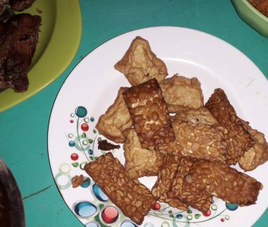 Kızarmış tempeh ya da Tempe Mendoan, dilimlenmiş pırasa ve baharat karışımı ile un hamuru ile kaplanmış geleneksel bir yemektir. Kızartma ile pişirildi.