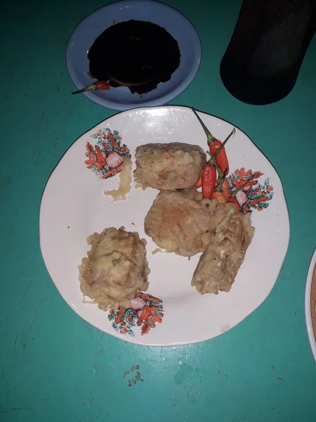 Tempeh Goreng Atau Tempe Mendoan Adalah Sebuah Makanan Tradisional Yang — Stok Foto