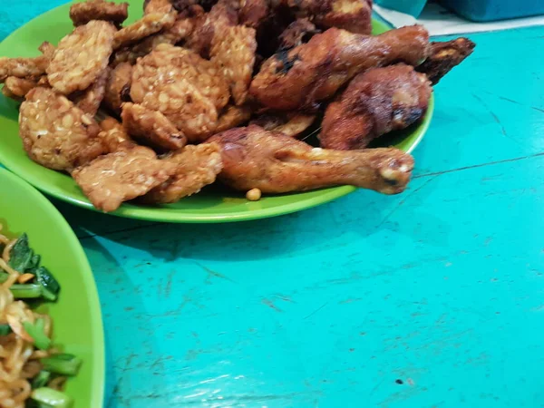 Kızarmış Tempeh Tempe Mendoan Dilimlenmiş Pırasa Baharat Karışımı Ile Hamuru — Stok fotoğraf