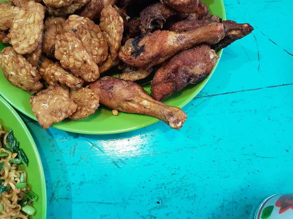 Tempeh Tempe Mendoan 은얇게 부추와 향신료를 밀가루 반죽으로 전통적 음식이다 — 스톡 사진
