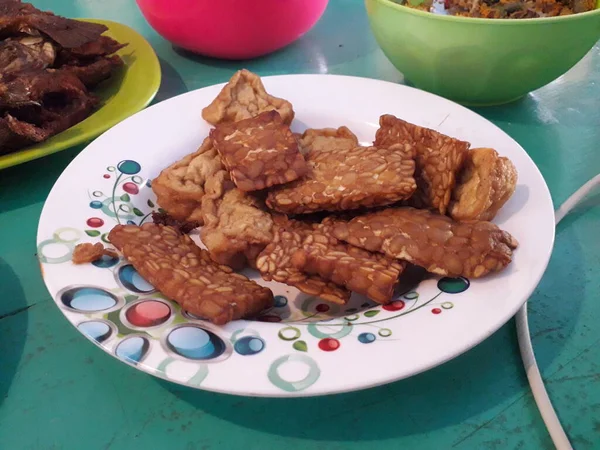 Głęboko Smażone Tempeh Lub Tempe Mendoan Tradycyjne Jedzenie Wykonane Tempeh — Zdjęcie stockowe