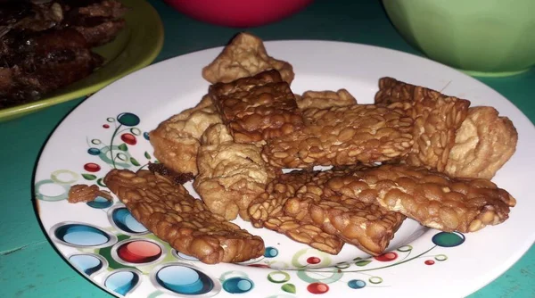 Tempeh Frito Tempe Mendoan Alimento Tradicional Elaborado Partir Tempeh Cubierto — Foto de Stock