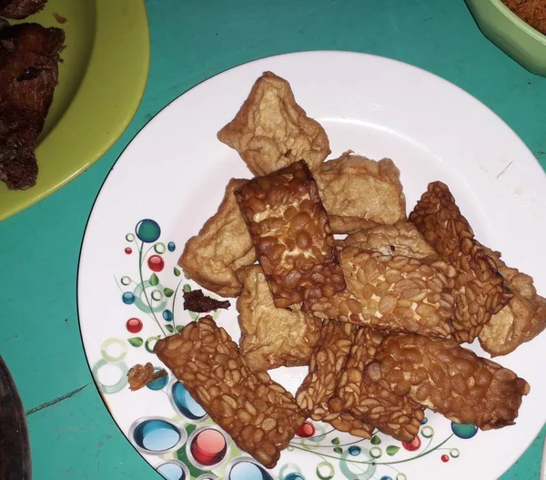 Tempeh Frito Tempe Mendoan Alimento Tradicional Elaborado Partir Tempeh Cubierto — Foto de Stock