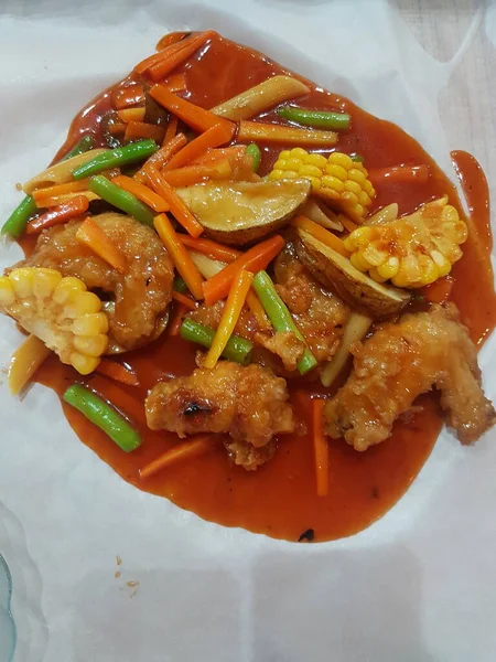印度尼西亚食品 Ayam Goreng Saus Asam Manis 炸鸡配糖醋酱 在白色背景的白盘上服务 有选择的重点 — 图库照片
