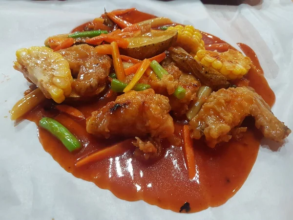 印度尼西亚食品 Ayam Goreng Saus Asam Manis 炸鸡配糖醋酱 在白色背景的白盘上服务 有选择的重点 — 图库照片
