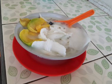 Buzluk veznedarı veya teler-Endonezya meyve kokteyli, Avokado, genç hindistan cevizi meyvesi, hindistan cevizi sütü, tatlandırılmış süt.