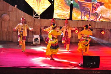 Banjarmasin, Güney Kalimantan, Endonezya - 23 Ekim 2021: Dayak, Güney Kalimantan eyalet hükümeti tarafından düzenlenen bir kültür festivalinde dans etti