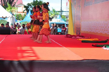Banjarmasin, Güney Kalimantan, Endonezya - 23 Ekim 2021: Dayak, Güney Kalimantan eyalet hükümeti tarafından düzenlenen bir kültür festivalinde dans etti