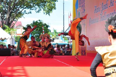 Banjarmasin, Güney Kalimantan, Endonezya - 23 Ekim 2021: Dayak, Güney Kalimantan eyalet hükümeti tarafından düzenlenen bir kültür festivalinde dans etti