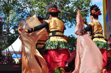 Banjarmasin, Güney Kalimantan, Endonezya - 23 Ekim 2021: Dayak, Güney Kalimantan eyalet hükümeti tarafından düzenlenen bir kültür festivalinde dans etti