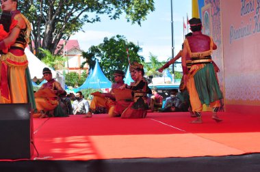 Banjarmasin, Güney Kalimantan, Endonezya - 23 Ekim 2021: Dayak, Güney Kalimantan eyalet hükümeti tarafından düzenlenen bir kültür festivalinde dans etti
