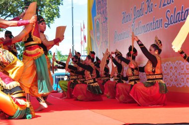 Banjarmasin, Güney Kalimantan, Endonezya - 23 Ekim 2021: Dayak, Güney Kalimantan eyalet hükümeti tarafından düzenlenen bir kültür festivalinde dans etti