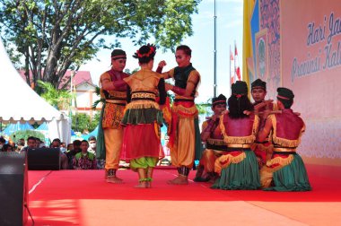Banjarmasin, Güney Kalimantan, Endonezya - 23 Ekim 2021: Dayak, Güney Kalimantan eyalet hükümeti tarafından düzenlenen bir kültür festivalinde dans etti