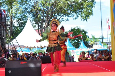 Banjarmasin, Güney Kalimantan, Endonezya - 23 Ekim 2021: Dayak, Güney Kalimantan eyalet hükümeti tarafından düzenlenen bir kültür festivalinde dans etti