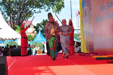 Banjarmasin, Güney Kalimantan, Endonezya - 23 Ekim 2021: Dayak, Güney Kalimantan eyalet hükümeti tarafından düzenlenen bir kültür festivalinde dans etti