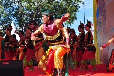 Banjarmasin, Güney Kalimantan, Endonezya - 23 Ekim 2021: Dayak, Güney Kalimantan eyalet hükümeti tarafından düzenlenen bir kültür festivalinde dans etti