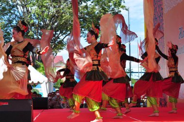 Banjarmasin, Güney Kalimantan, Endonezya - 23 Ekim 2021: Dayak, Güney Kalimantan eyalet hükümeti tarafından düzenlenen bir kültür festivalinde dans etti