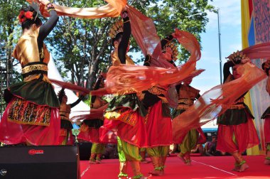 Banjarmasin, Güney Kalimantan, Endonezya - 23 Ekim 2021: Dayak, Güney Kalimantan eyalet hükümeti tarafından düzenlenen bir kültür festivalinde dans etti