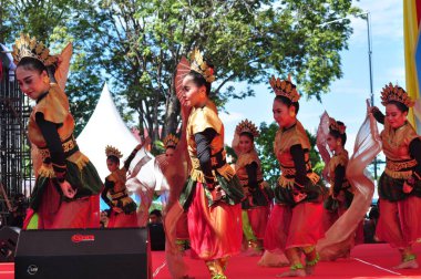 Banjarmasin, Güney Kalimantan, Endonezya - 23 Ekim 2021: Dayak, Güney Kalimantan eyalet hükümeti tarafından düzenlenen bir kültür festivalinde dans etti