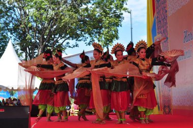 Banjarmasin, Güney Kalimantan, Endonezya - 23 Ekim 2021: Dayak, Güney Kalimantan eyalet hükümeti tarafından düzenlenen bir kültür festivalinde dans etti