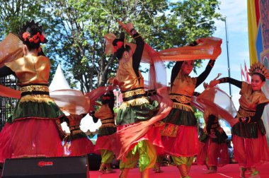 Banjarmasin, Güney Kalimantan, Endonezya - 23 Ekim 2021: Dayak, Güney Kalimantan eyalet hükümeti tarafından düzenlenen bir kültür festivalinde dans etti
