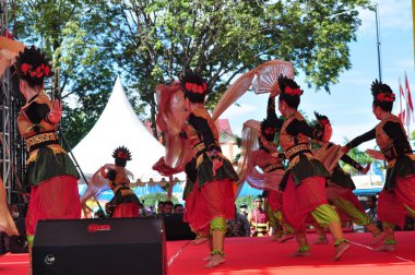 Banjarmasin, Güney Kalimantan, Endonezya - 23 Ekim 2021: Dayak, Güney Kalimantan eyalet hükümeti tarafından düzenlenen bir kültür festivalinde dans etti