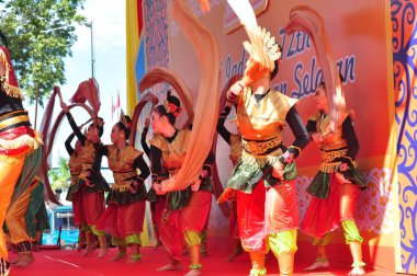 Banjarmasin, Güney Kalimantan, Endonezya - 23 Ekim 2021: Dayak, Güney Kalimantan eyalet hükümeti tarafından düzenlenen bir kültür festivalinde dans etti
