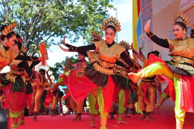 Banjarmasin, Güney Kalimantan, Endonezya - 23 Ekim 2021: Dayak, Güney Kalimantan eyalet hükümeti tarafından düzenlenen bir kültür festivalinde dans etti