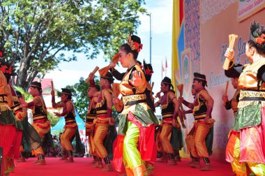 Banjarmasin, Güney Kalimantan, Endonezya - 23 Ekim 2021: Dayak, Güney Kalimantan eyalet hükümeti tarafından düzenlenen bir kültür festivalinde dans etti