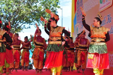 Banjarmasin, Güney Kalimantan, Endonezya - 23 Ekim 2021: Dayak, Güney Kalimantan eyalet hükümeti tarafından düzenlenen bir kültür festivalinde dans etti