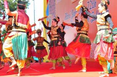 Banjarmasin, Güney Kalimantan, Endonezya - 23 Ekim 2021: Dayak, Güney Kalimantan eyalet hükümeti tarafından düzenlenen bir kültür festivalinde dans etti
