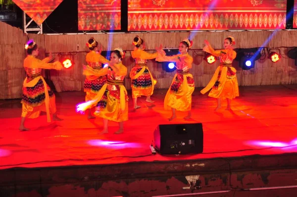 2021年10月23日 在南加里曼丹省政府组织的文化节上 Dayak舞蹈表演 — 图库照片