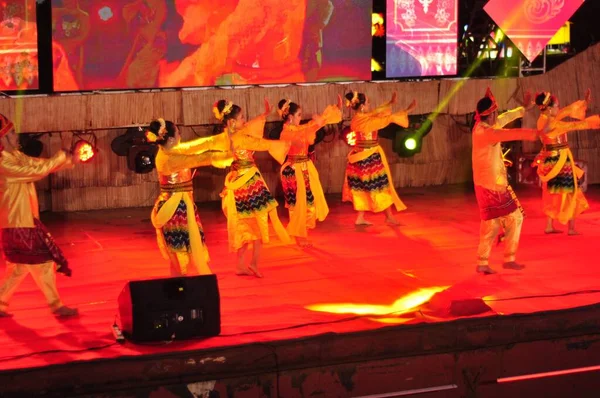 2021年10月23日 在南加里曼丹省政府组织的文化节上 Dayak舞蹈表演 — 图库照片