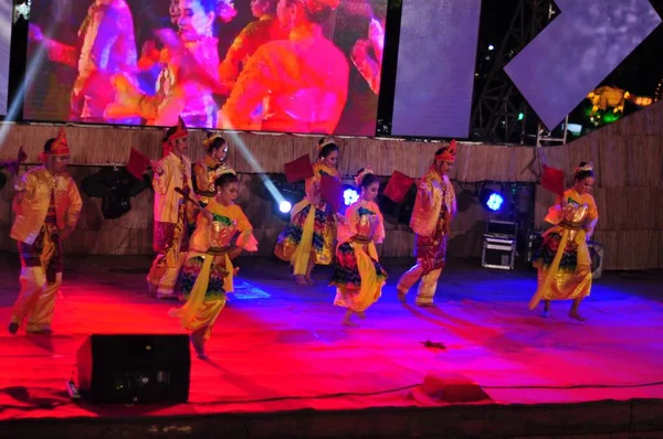 Banjarmasin South Kalimantan Indonesien Oktober 2021 Dayakdanser Framförda Kulturfestival Arrangerad — Stockfoto