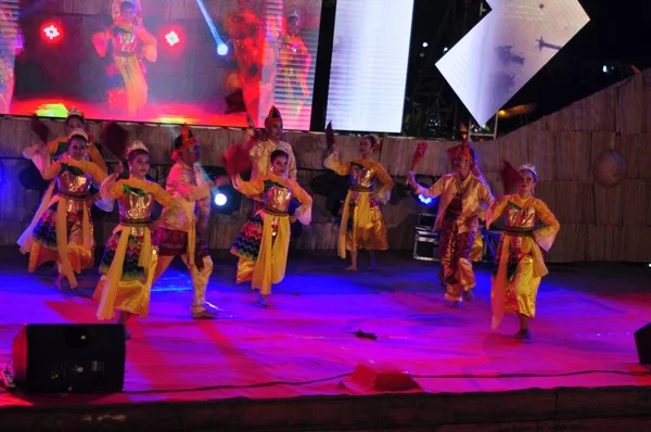 Banjarmasin South Kalimantan Indonesien Oktober 2021 Dayakdanser Framförda Kulturfestival Arrangerad — Stockfoto