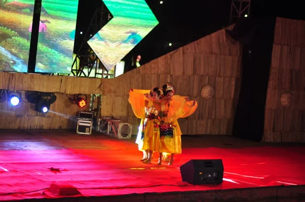 Banjarmasin South Kalimantan Indonesien Oktober 2021 Dayakdanser Framförda Kulturfestival Arrangerad — Stockfoto