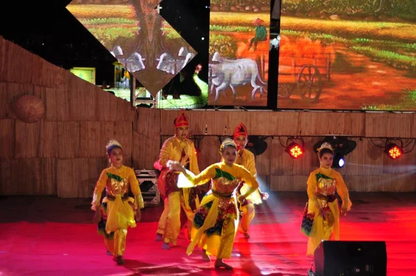 Banjarmasin South Kalimantan Indonesien Oktober 2021 Dayakdanser Framförda Kulturfestival Arrangerad — Stockfoto