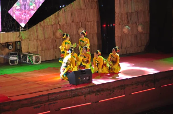 Banjarmasin South Kalimantan Indonesien Oktober 2021 Dayakdanser Framförda Kulturfestival Arrangerad — Stockfoto