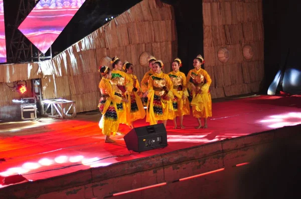 Banjarmasin South Kalimantan Indonesien Oktober 2021 Dayakdanser Framförda Kulturfestival Arrangerad — Stockfoto