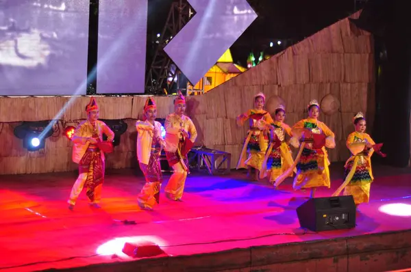 Banjarmasin South Kalimantan Indonesien Oktober 2021 Dayakdanser Framförda Kulturfestival Arrangerad — Stockfoto