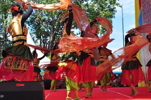 Banjarmasin, Güney Kalimantan, Endonezya - 23 Ekim 2021: Dayak, Güney Kalimantan eyalet hükümeti tarafından düzenlenen bir kültür festivalinde dans etti